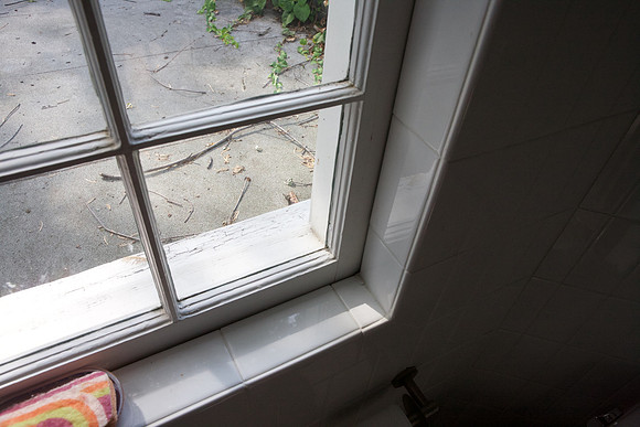 3rd floor, Bath, rear-facing window